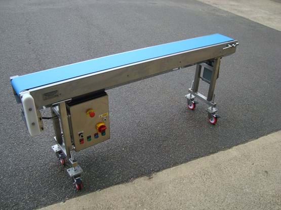 Flat conveyor with offset drive